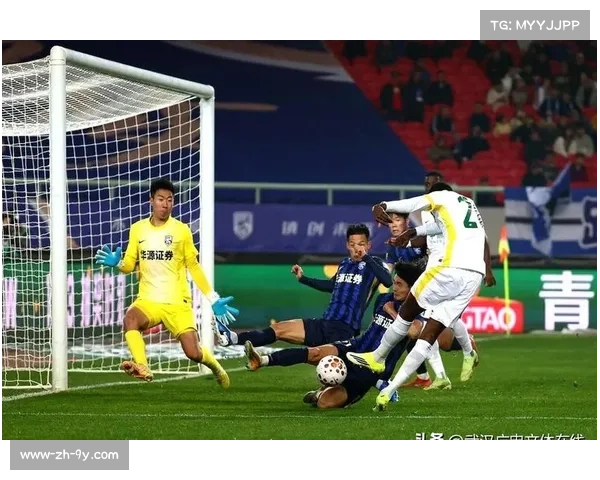 武汉三镇门将方镜淇带伤坚持 手指脱位仍多次化解险情